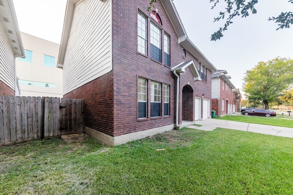 Pet-friendly 3BR Near First Colony Mall