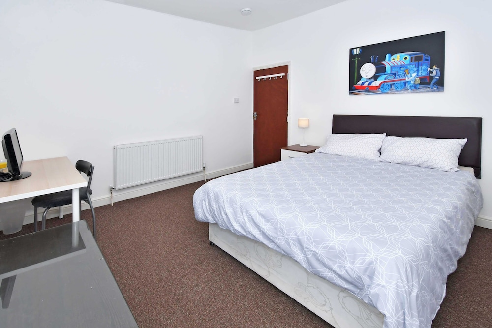 Townhouse @ 66 Rose Street Stoke view 3