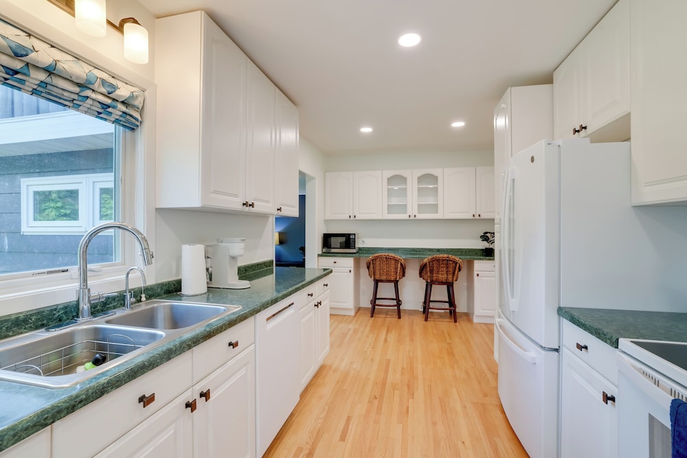 Home 8 Mi to Dtwn Minneapolis! Pet-friendly Yard