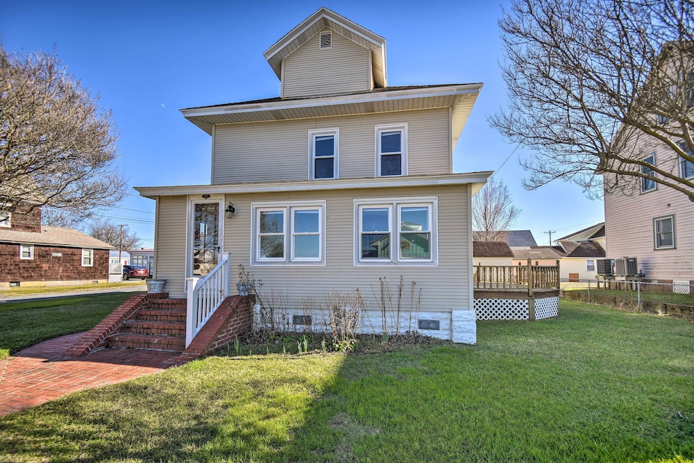 Chincoteague House w/ Enclosed Porch + Deck view 3