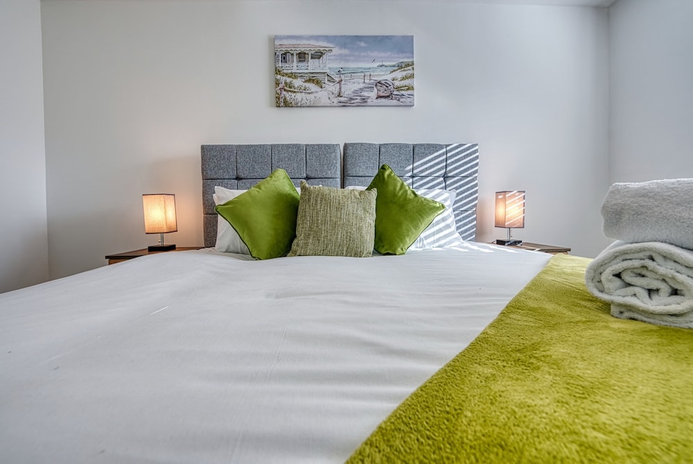 Modern 4 Bedroom 2 Bath House Birmingham view 4