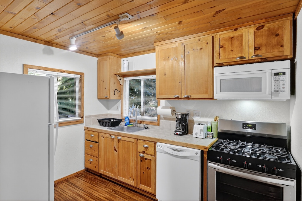 Rouge Cobb Mountain Hotel - Cabin 4