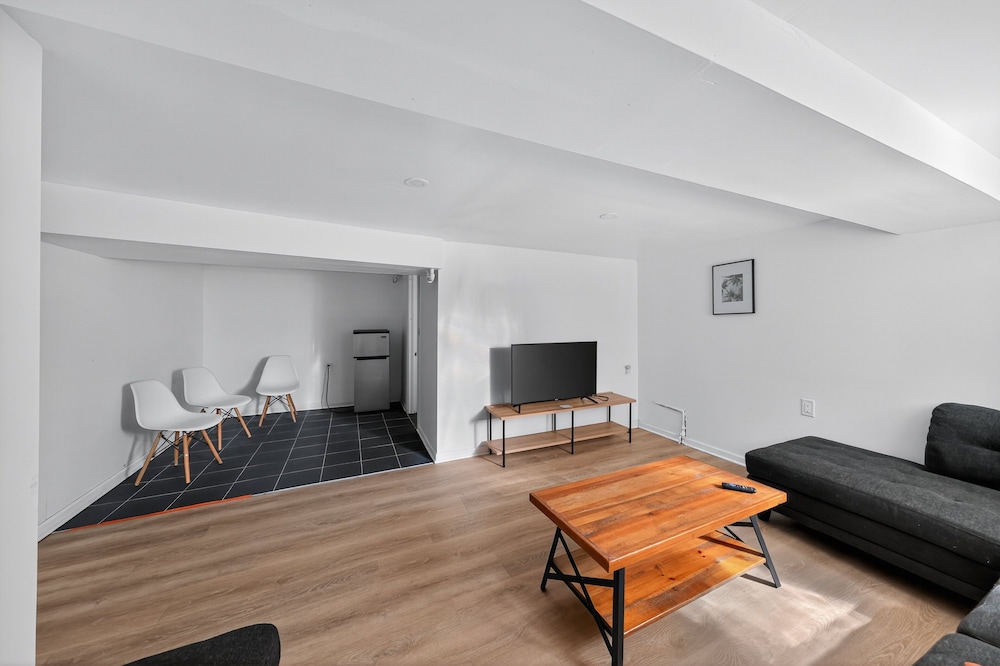 Chicago Getaway With Pool Table & Modern Comfort 3 Bedroom Home