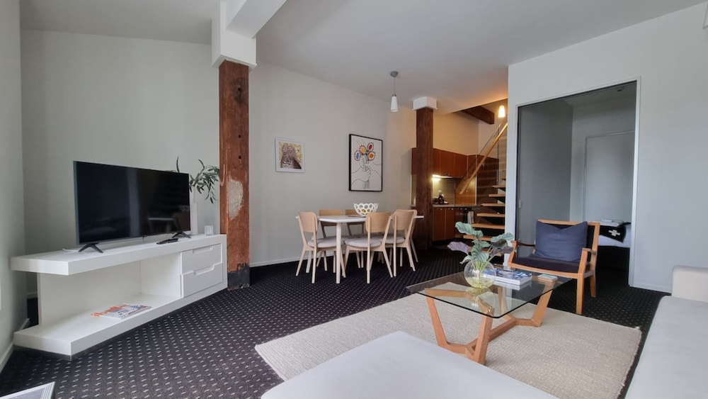 Chic & Spacious CBD Loft - 2 Beds & City view 3