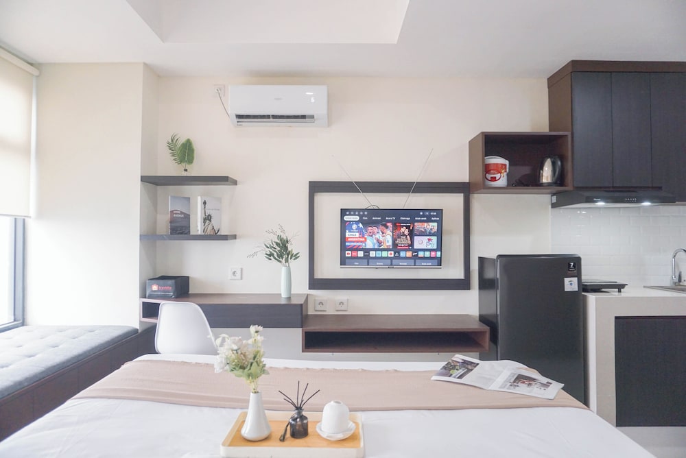 Homey Simply Studio Room At Pollux Chadstone Apartment