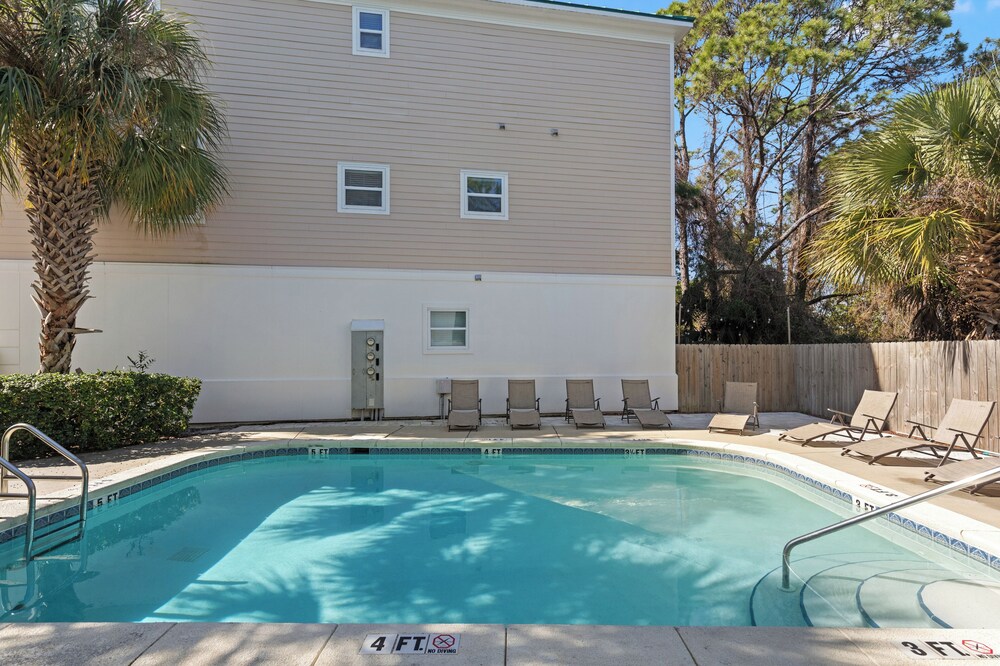 Sailors Cove: 5-bedroom, 4.5 Baths, Sleeps 12! Steps Away From the Beach!
