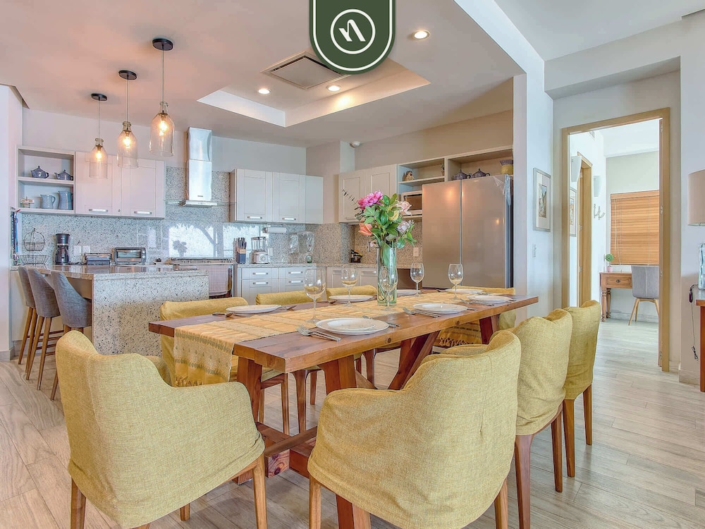 Luxury 4 BR Condo - Private Beachfront Deck With Pool