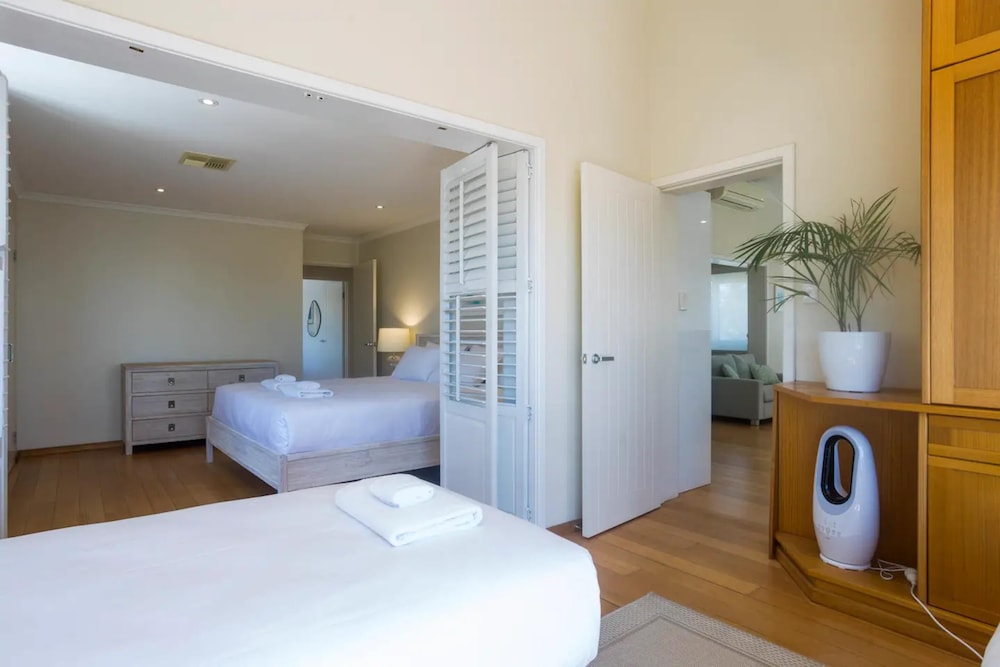 Beautiful 3BR Beachside Apt in Cottesloe!