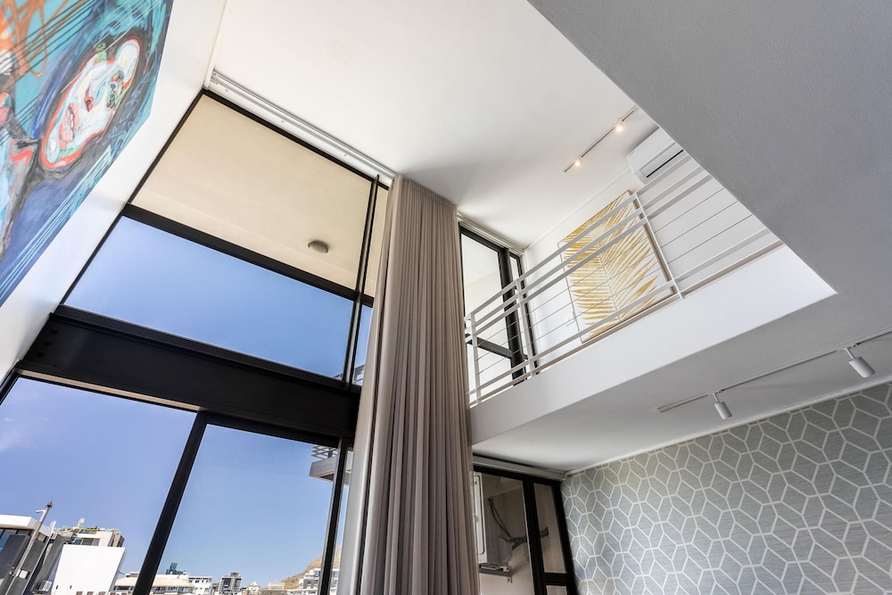 Urban Palette - Modern Artistic Green Point Apt
