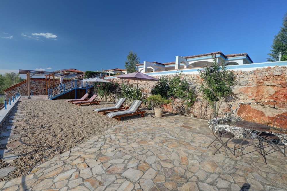 Lighthouse Luxe Estate Apart & Villas