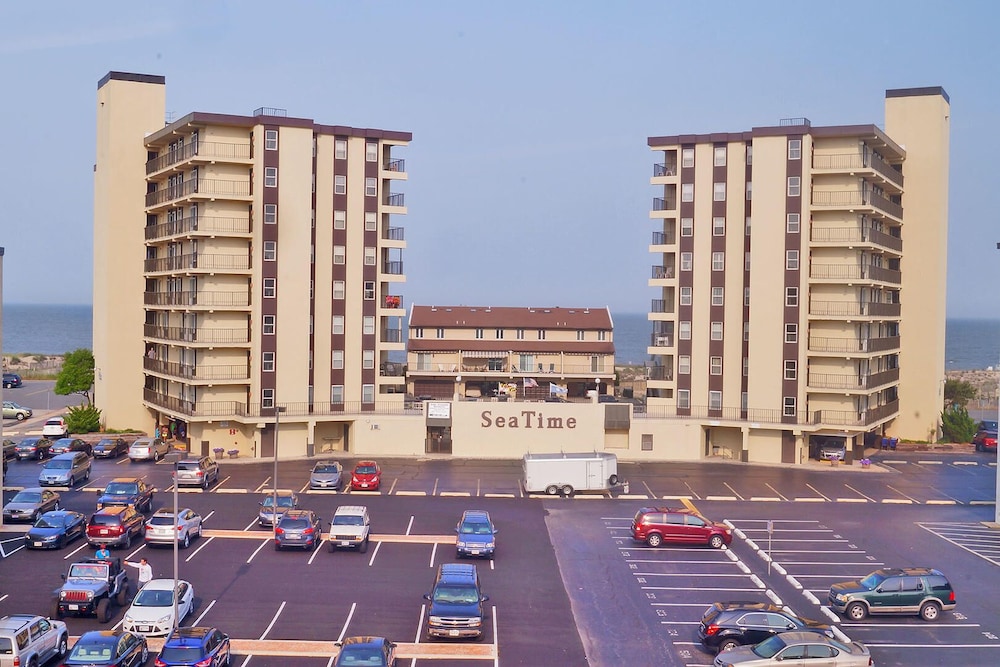 Seatime 303S 1 Bedroom Condo by RedAwning