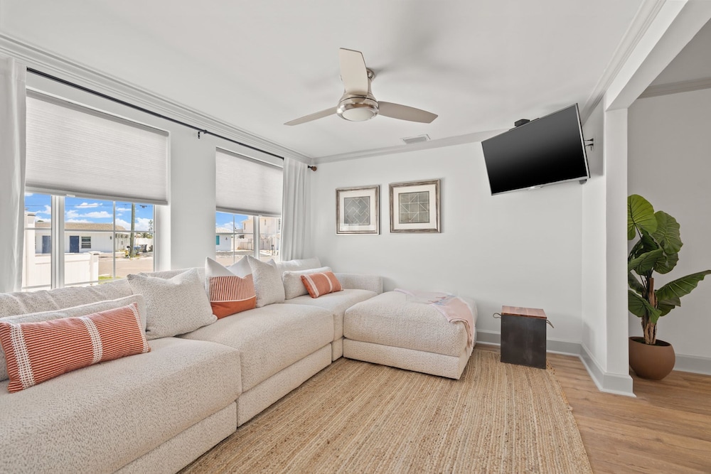 Stylish Villa Near Treasure Island Beaches