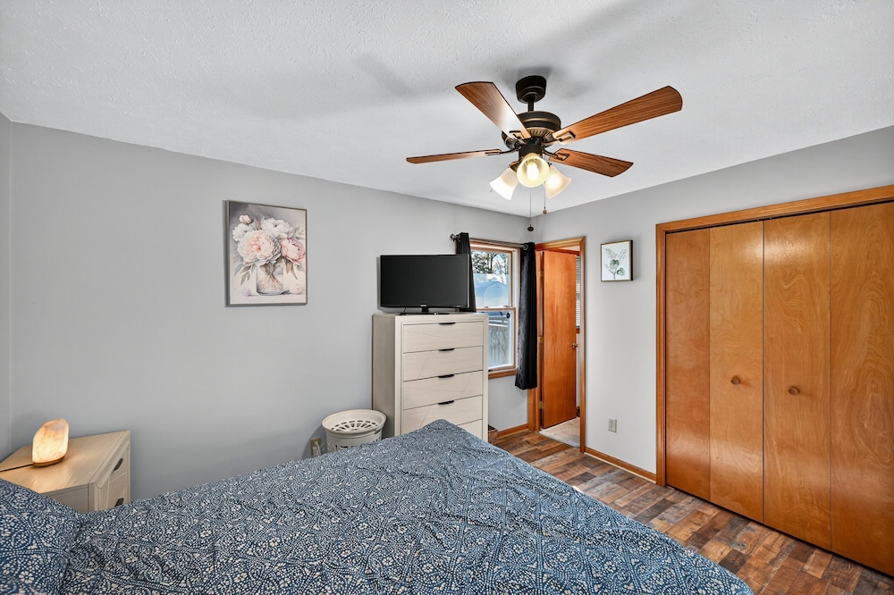 Cozy Retreat With Hot Tub In Peaceful Goshen 4 Bedroom Home