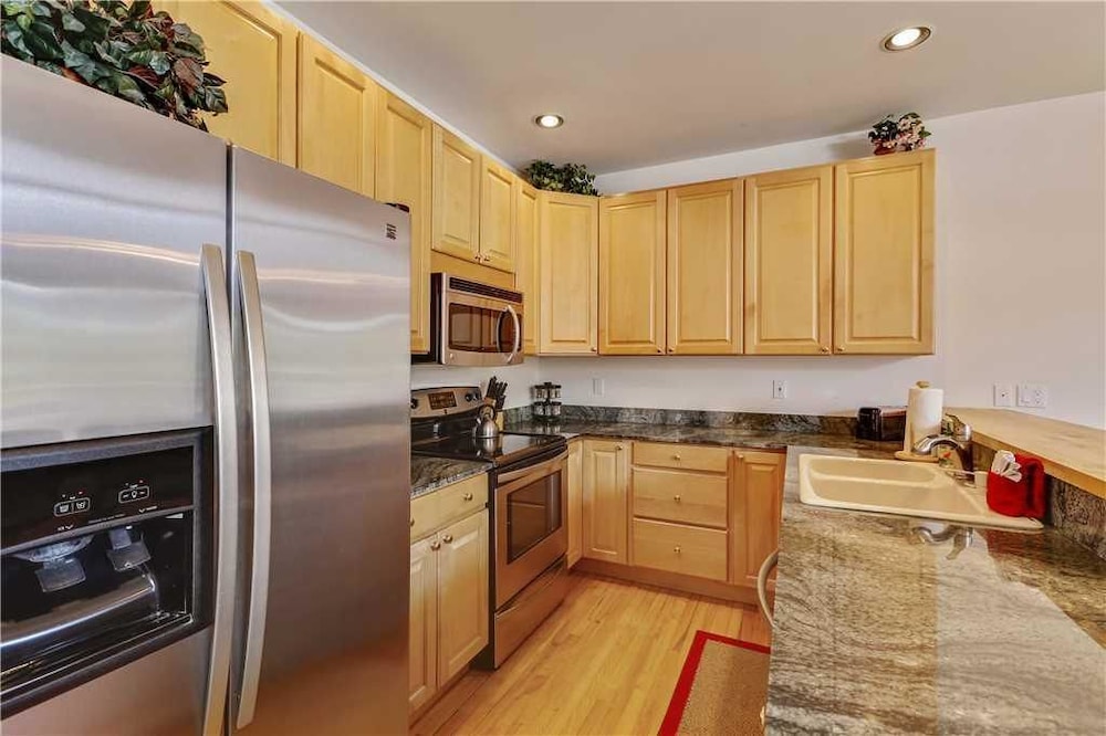 Pines 101 Ski in out 4 BR Town House