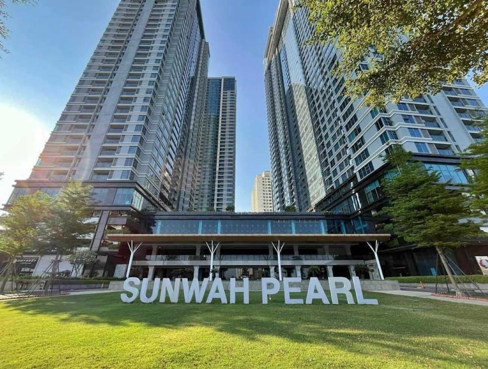 Skyway White & Silver Riverside Resident - Binh Thanh, HCM