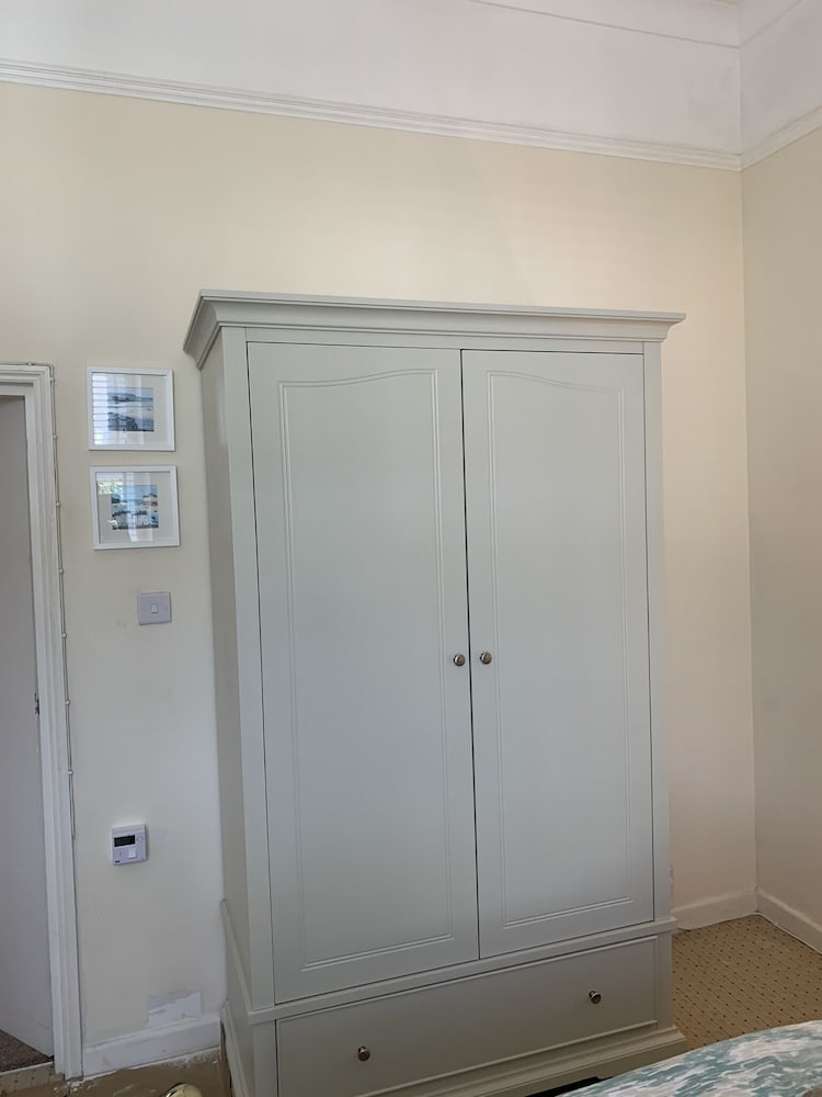 Charming 1-bed Apartment in Ventnor view 4