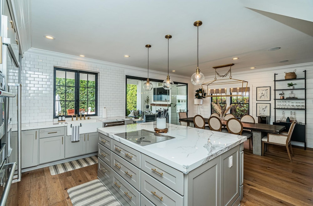 Spacious 5 BR Near Heart of South Park