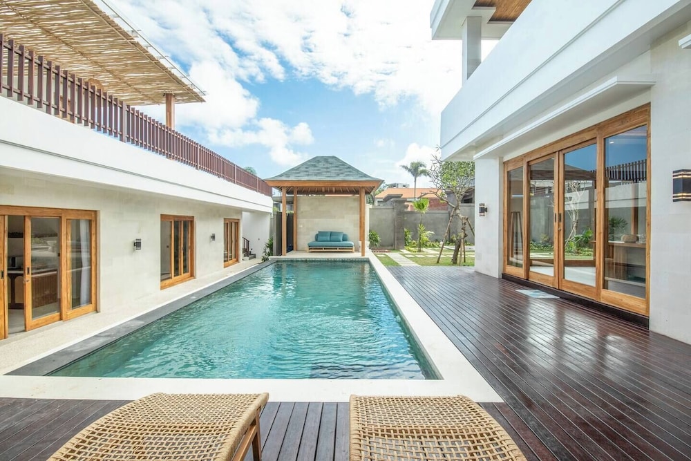 Luxurious 6 BR With Sea View, 5 Mins to Savaya