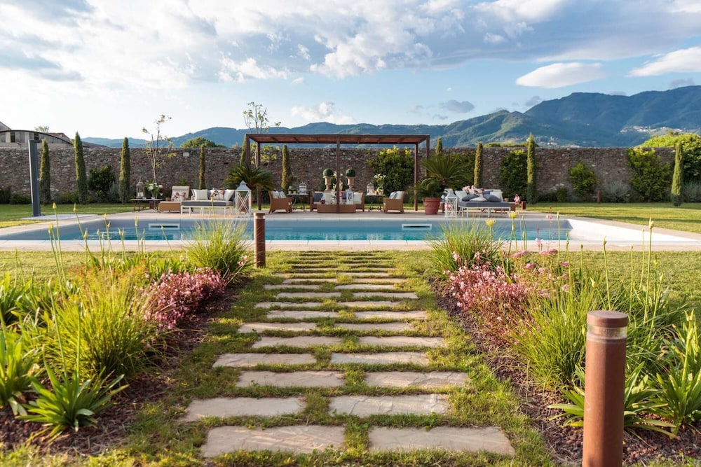 Villa Hugo in Lucca With 5 Bedrooms and 6 Bathrooms view 4