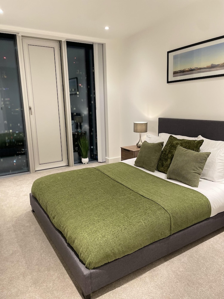 Luxury Spa Apartment in Manchester - Rooftop Swim view 5
