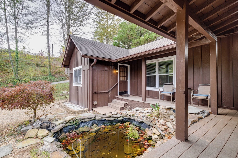 Artful Craftsman Hot Tub, Firepit, and Pond Gatlinburg + National Parks