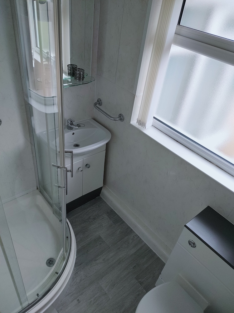 Charming 2-bed House in Fleetwood, England, photo 10