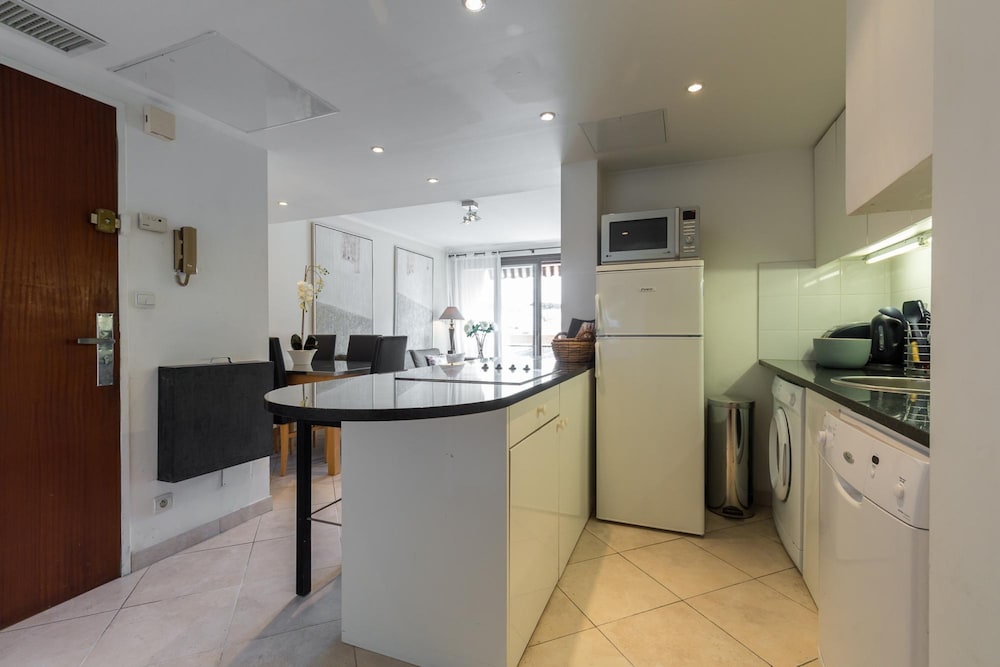 Modern 3 Bedroom 3 Bathroom Apartment for Rent Near Cannes Old Town Walking Distance to Palais - 2000