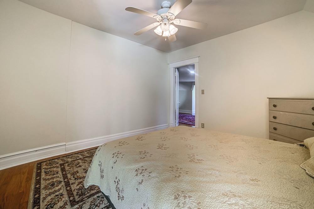 9 Mi to Kentucky Lake: Spacious Victorian Home!