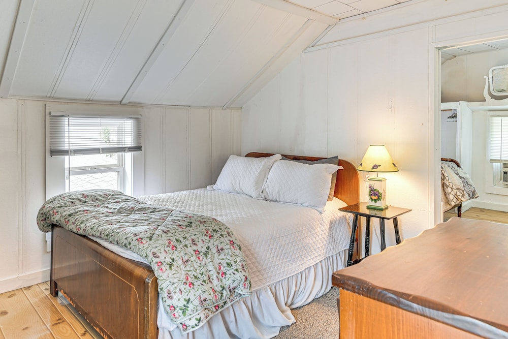 Dock + Kayak: Lakefront Gem on Saratoga Lake