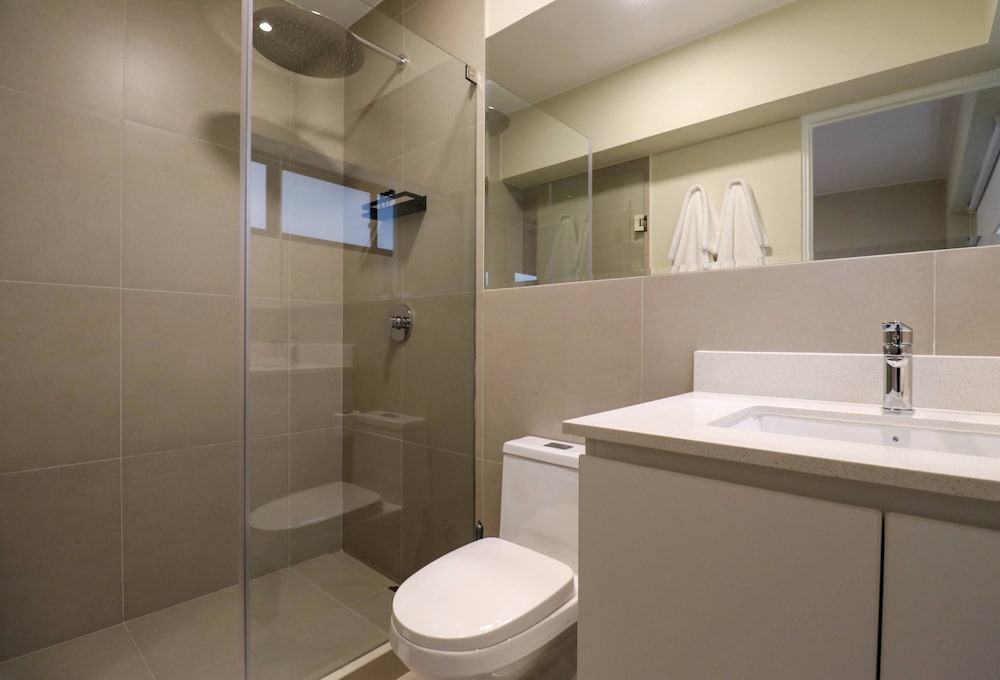 w Radiant 2BR w Great Balcony Near Kennedy Park