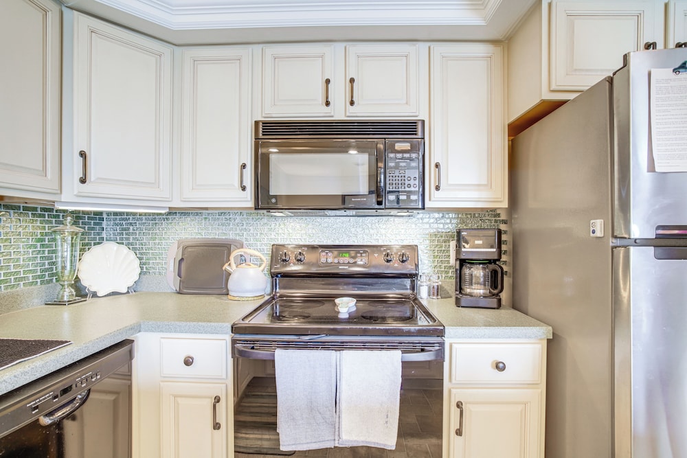 Ocean City Getaway w/ Balcony, Steps to Boardwalk!