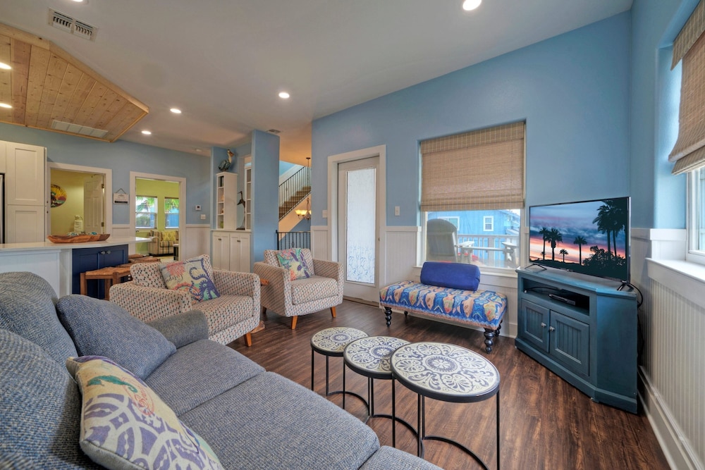 Leave of Absence Luxe Coastal Stay w Pool Outdoor Dining Minutes to Beach