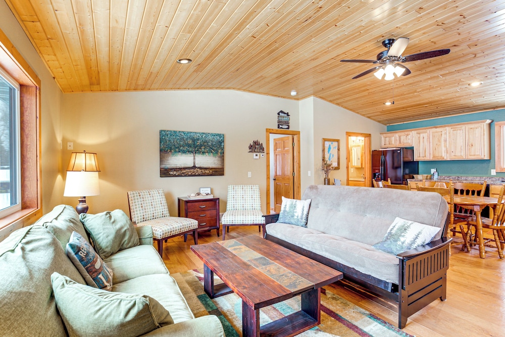 Private Dock, BBQ Ready: Lakefront Fifield Home!