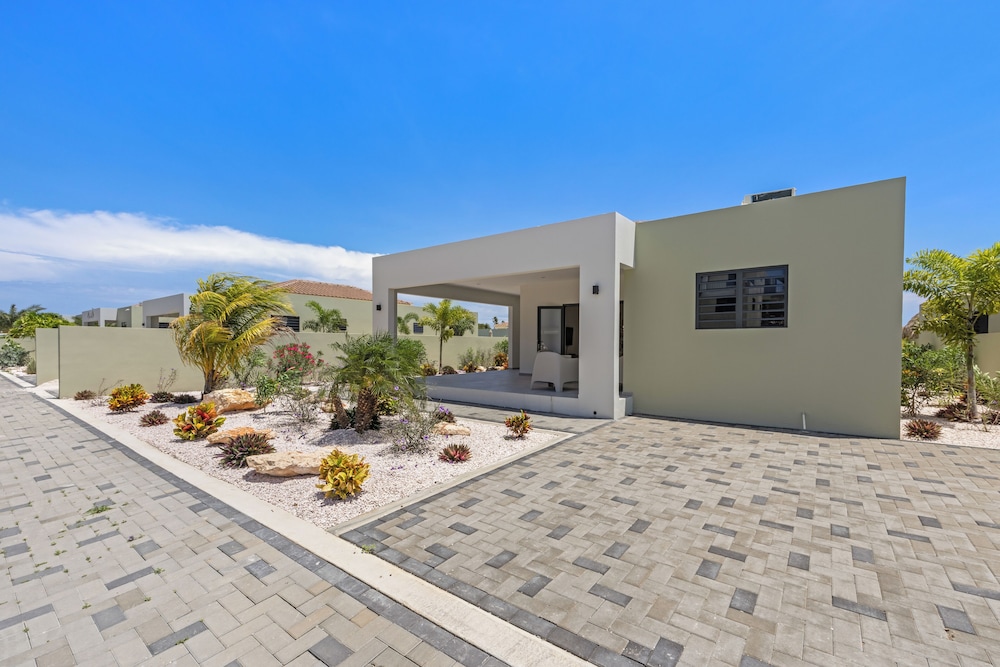 Villa Solana with private pool, Mambo Beach