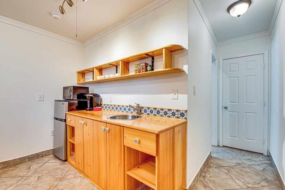 1 Mi to Train: ATL Area Apt w/ Patio & Shared Yard