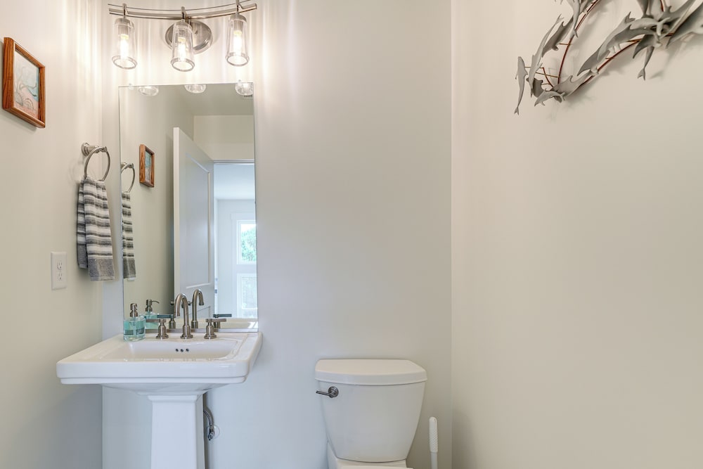 Walk to Beach: Southern Shores Retreat w/ Hot Tub
