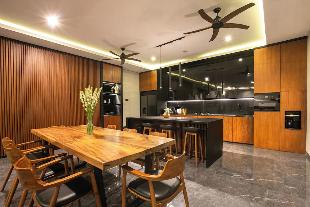 Villa MJ Modern 4BR with Pool & Rooftop