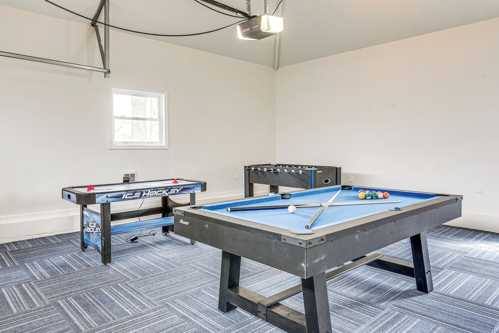 Chic Coolbaugh Township Getaway w/ Hot Tub! view 4