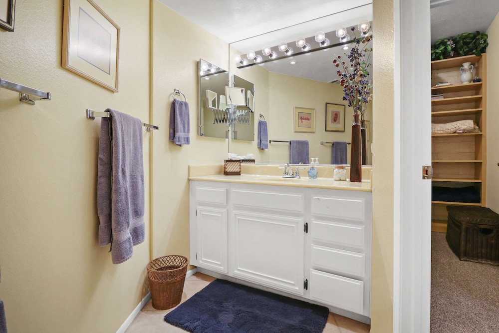 2BR 2BA Charming Cathedral City Condo With Territorial Views