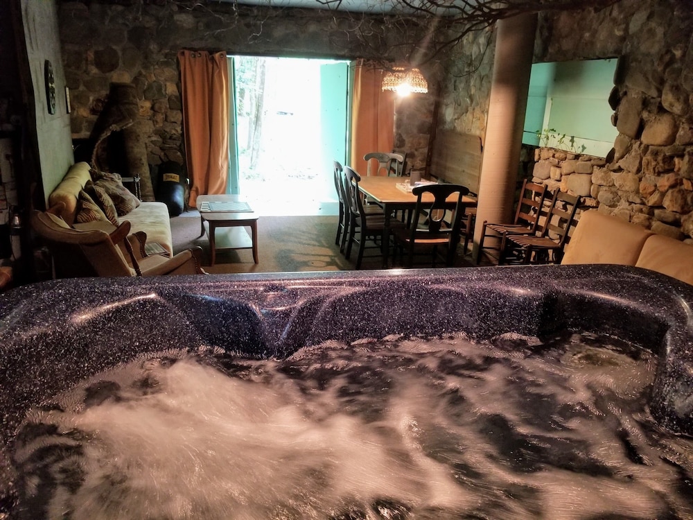 Bear Creek Lodge and Cabins in Helen Ga - Pet Friendly, River on Property, Walking Distance to downtown Helen
