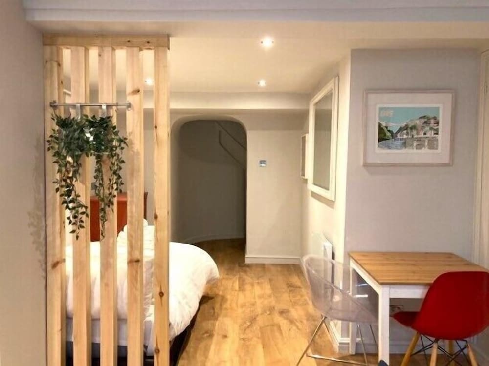 Stylish Studio Apartment in Clifton Village view 2