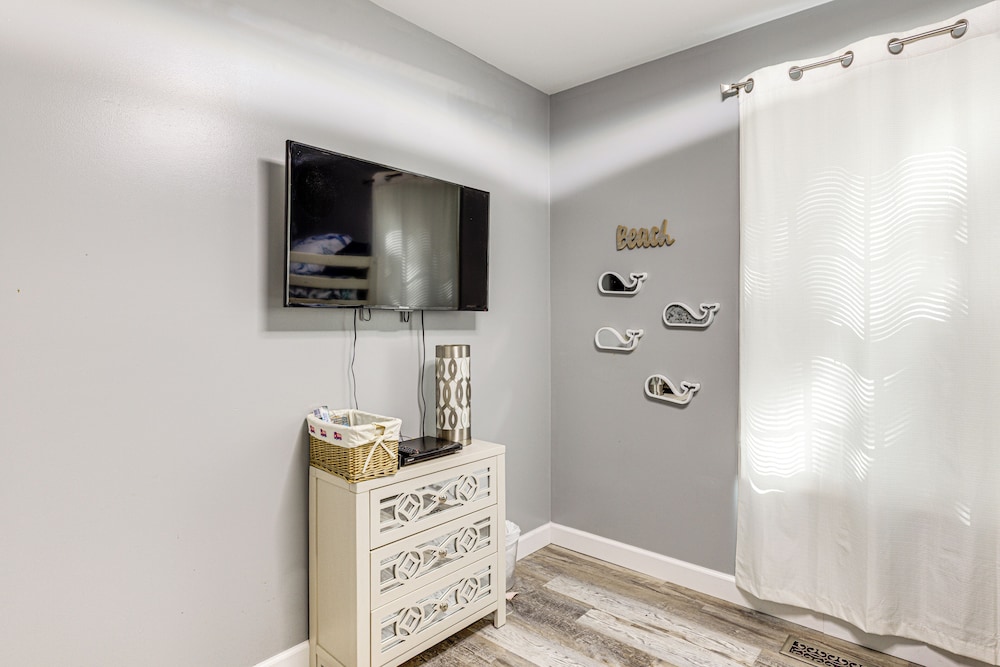 Walk to Beach: Elegant Escape in Lusby!