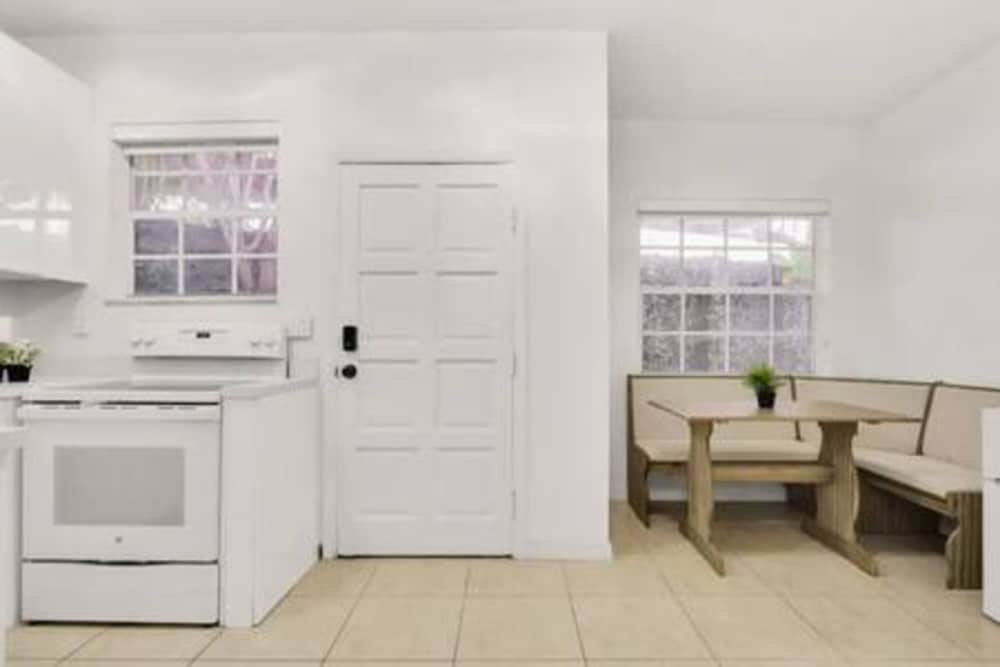 2710 Heated Pool 7 Beds 5 Baths Sleep 15 Park 4 Car