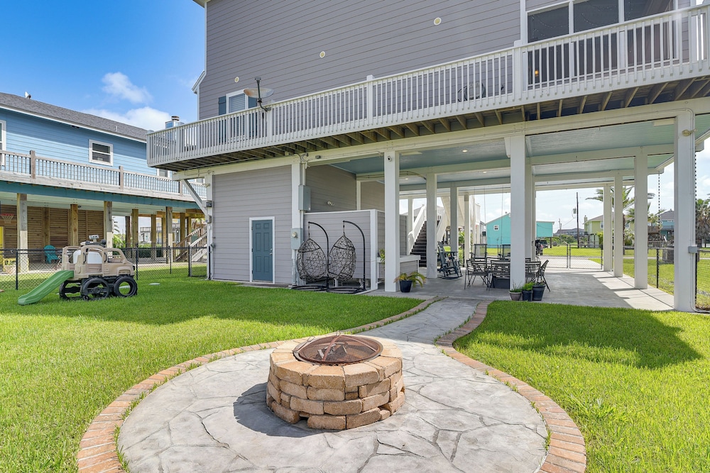 2 Blocks to Shore: Crystal Beach House w/ Yard!