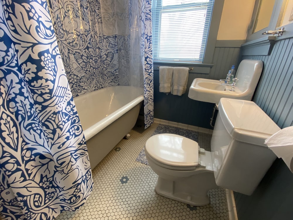 Vineyard Mansion & Carriage House Bed & Breakfast