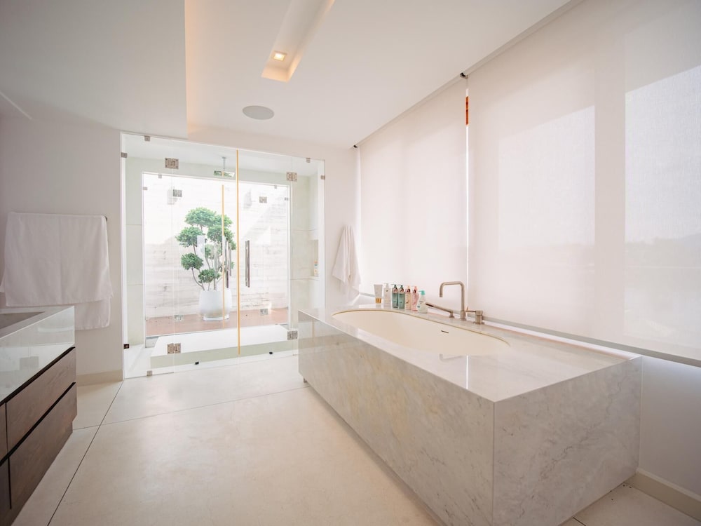 Luxurious 5bedroom White Estate Villa Private Lake