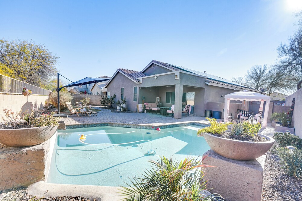Family-friendly Goodyear Oasis: Fire Table, Pool!