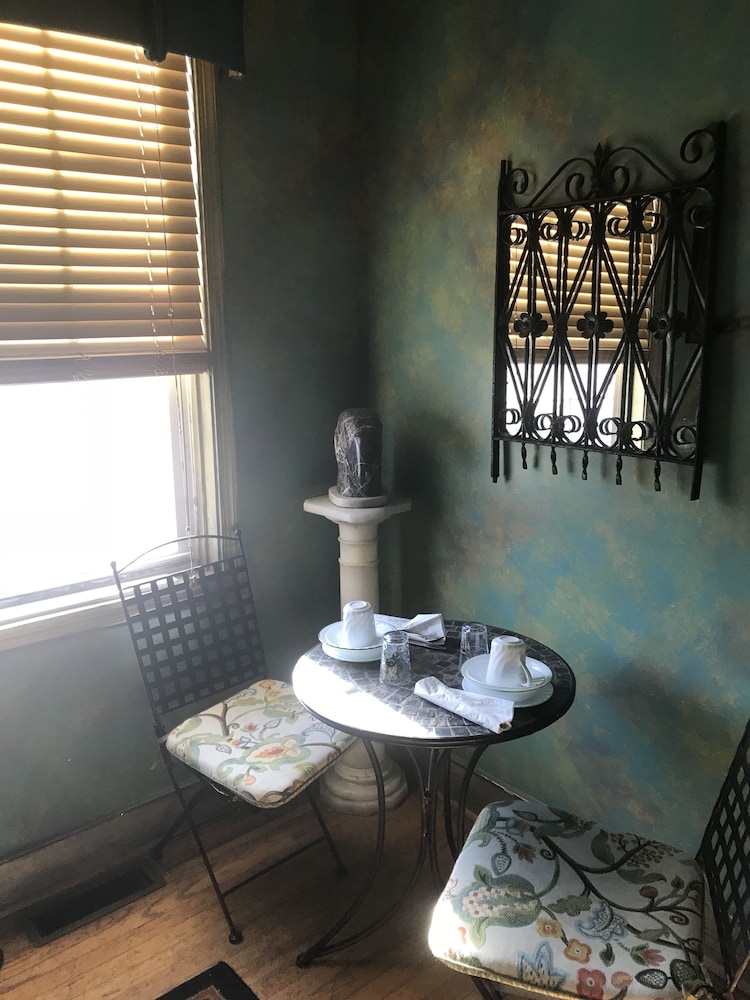 Hotel Trade Winds Bed and Breakfast - Image 1