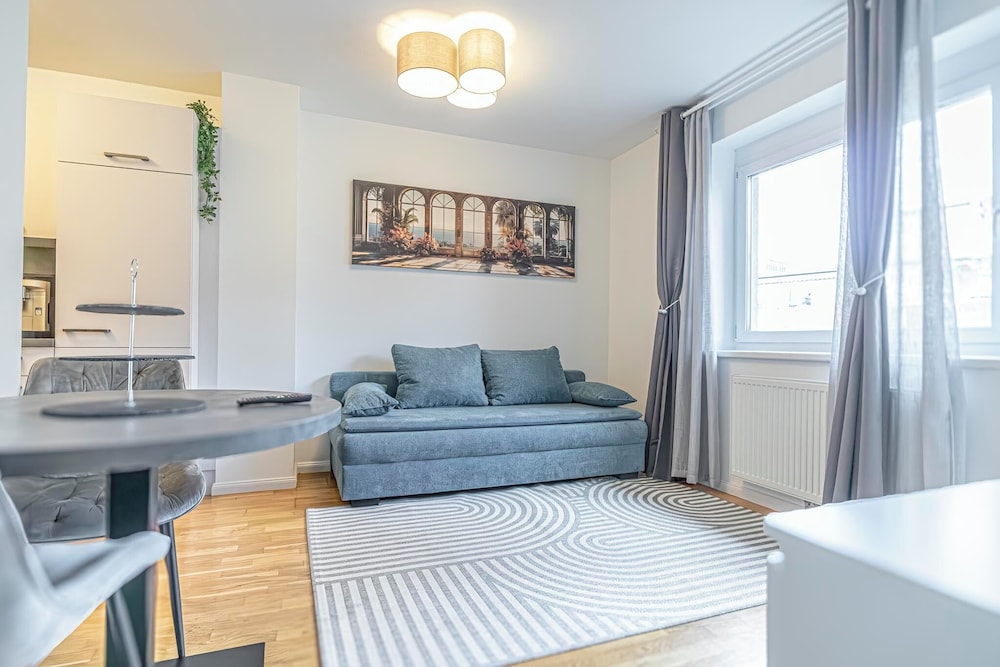Cozy 1BR 1LR Apartment Balcony City