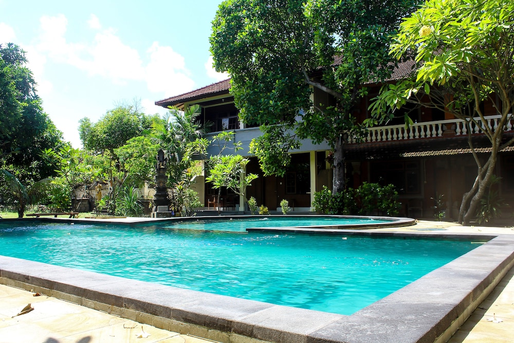 Budhi Beach Inn